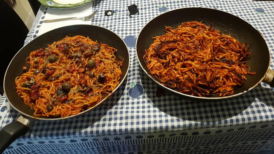 Spaghet all'assassina focaccia (foto Spaghetti all'assassina (foto Sandro Romano).